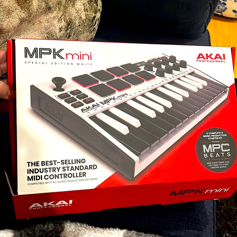 MPK mini AKAI professional compact keyboard and pad mini controller